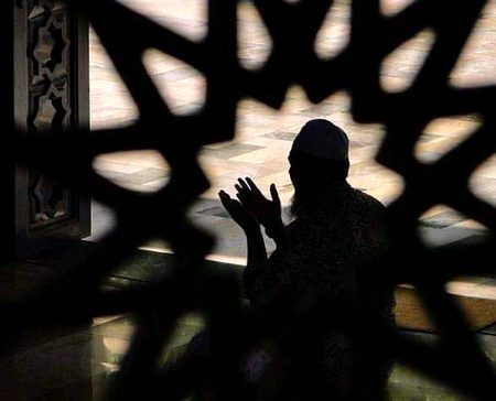 بے نمازی کا انجام😢 
 *بے نمازی قیامت میں قارون ، فرعون ، ہامان اور ابی بن خلف (جیسے بڑے کافروں) کے ساتھ اٹھایا جائے گا...*
 *📚( مسند امام احمد ، 574/2 ، حدیث 6587 )*