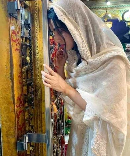 قاصد اُن سے کہنا اُن کی یاد آتی ہے..،
یہ بھی کہنا کہ ہم رو پڑتے ہیں..!!
🔥