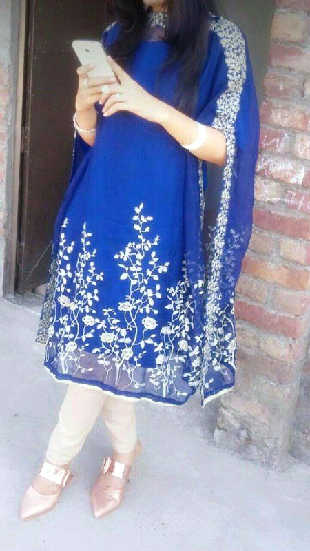 خموش لب ہیں جھکی ہیں پلکیں، دلوں میں اُلفت نئی نئی ہے ابھی تکلف ہے گفتگو میں، ابھی محبت نئی نئی ہے ابھی نہ آئے گی نیند تمکو، ابھی نہ ہمکو سکوں ملے گا ابھی تو دھڑکے گا دل زیادہ، ابھی یہ چاہت نئی نئی ہے