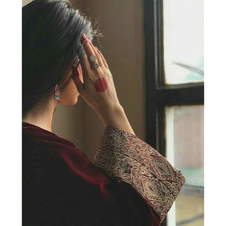 مرد کہتے ہیں عورت ذات اکیلی ہو تو غیر محفوظ ہوتی ہے۔۔۔
مگر یہ نہیں بتاتے کس کی وجہ سے۔۔۔😏