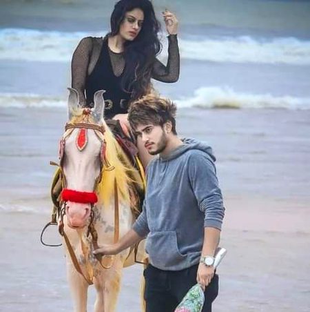 ﺗﯿﺮﮮ ﺍﺧﻼﺹ ﺳﮯ ﻣﺤﺒﺖ ﮐﯽ ﮨﮯ۔۔
ﺗﻴﺮﮮ ﺍﺣﺴﺎﺱ ﺳﮯ ﻣﺤﺒﺖ ﮐﯽ ﮨﮯ۔۔
ﺗﻮ ﻣﯿﺮﮮ ﭘﺎﺱ ﻧﮩﯿﮟ ﮨﮯ ﭘﮭﺮ ﺑﮭﯽ
ﺗﯿﺮﯼ ﯾﺎﺩ ﺳﮯ ﻣﺤﺒﺖ ﮐﯽ ﮨﮯ۔۔
ﮐﺒﮭﯽ ﺗﻮﻧﮯ ﺑﮭﯽ ﺗﻮ ﻣﺠﮭﮯ ﯾﺎﺩ ﮐﯿﺎ ﮬﻮﮔﺎ
ﻣﯿﮟٍ ﻧﮯ ﺍﻥ ﻟﻤﺤﺎﺕ ﺳﮯ ﻣﺤﺒﺖ ﮐﯽ ﮨﮯ۔۔
ﺟﻦ ﻣﯿﮟٍ ﮨﻮ ﺗﯿﺮﯼ ﻣﯿﺮﯼ ﺑﺎﺗﯿﮟ
ﻣﯿﮟ ﻧﮯ ﺍﻥ ﺍﻭﻗﺎﺕ ﺳﮯ ﻣﺤﺒﺖ ﮐﯽ ﮨﮯ۔۔
ﺗﯿﺮﺍ ﻣﻠﻨﺎ ﺗﻮ ﺍﺏ ﺧﻮﺍﺏ ﺳﺎ ﻟﮕﮩﺘﺎ ﮨﮯ
ﭘﺮ ﻣﯿﮟ ﻧﮯ ﺗﯿﺮﮮ ﺍﻧﺘﻈﺎﺭ ﺳﮯ ﻣﺤﺒﺖ ﮐﯽ ﮨﮯ۔۔۔
💕💕