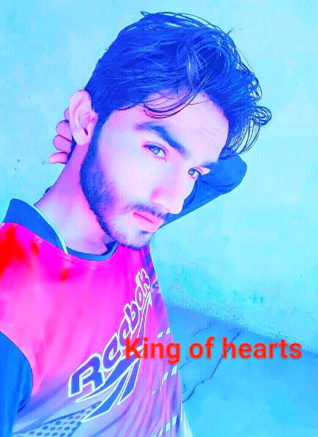 گلابی گال ، بھوری آنکھیں ، ہونٹ شیریں.
وہ لڑکی دکھنے میں کچھ کچھ چائے جیسی  لگتی ہے