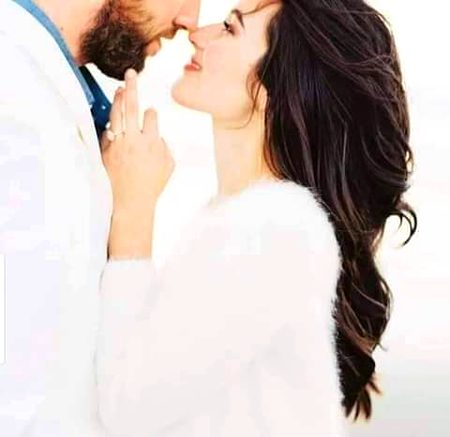 اسے دیکھتے ہی فدا ھو گیا ہوں
سفید لمبی قمیض میں اسکا حسن ❤