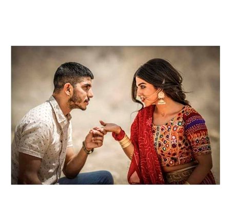 وہ دیکھتا ہے مجھے اور مجھے بتاتا ہے💕
کہ تیرے جیسا یہاں دیکھنے کو کچھ بھی نہیں😍🙃