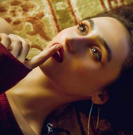 کتنی خاموش مسکراہٹ تھی. شور بس آنکھوں کی نمی میں تھا.