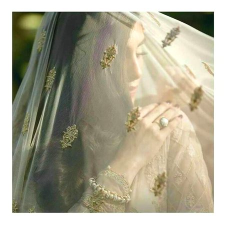 بڑے اسرار پوشیدہ ہیں اِس تنہا پسندی میں،
یہ مت سمجھو کہ دیوانے جہاں دیدہ نہیں ہوتے،
تعجب کیا اگر دنیا مجھ سے نا خوش ہے تو،
بہت سے لوگ دنیا میں پسندیدہ نہیں ہوتے..
❤️👌