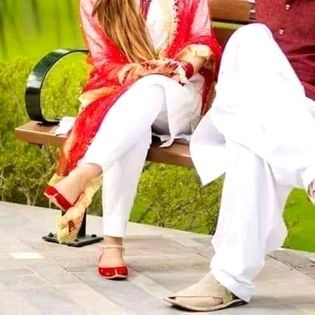 اُس کی چاہت ہے ایسی میری چاہت سے پہلے 
میری عزت کرتا ہے مجھ سے محبت سے پہلے
