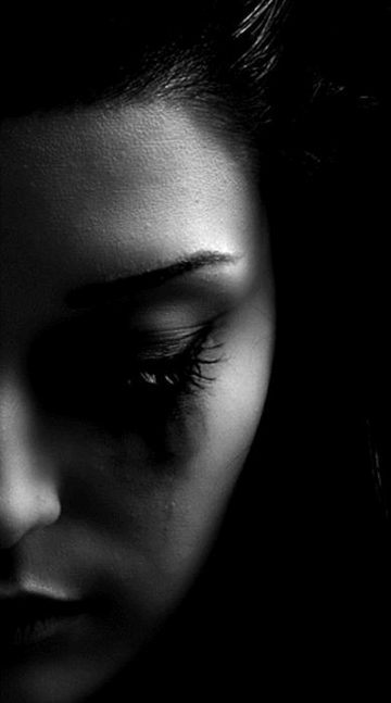 ہزاروں خواب مرتے ہیں تو ایک مصرع نکلتا ہے
ذرا سوچیں 'غزل' کتنے جنازوں کی کمائی ہے !