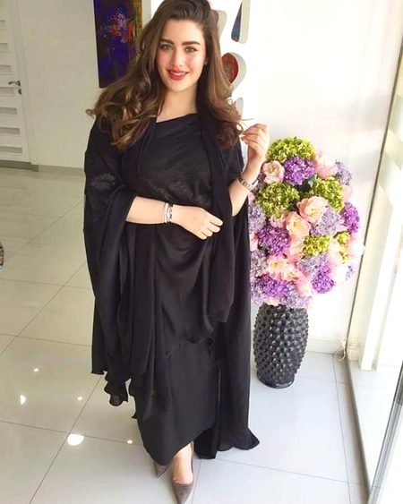 بڑی ہی منہ زور  ہے جوانی اس کی.
یہ بجلی جِس پہ گری راکھ کردے گی.