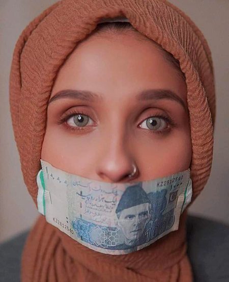 سفارش کا بھروسہ بھی نہیں  ہے 
مَــگر پیــــسہ بـــرابــــر بولتــــا ہے
