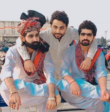 ڌرتي جي خوشبوء کي  سڃاڻون پيا.✌✌
تڏهڻ تہ  ناز سان  سنڌي سڏايون پيا.