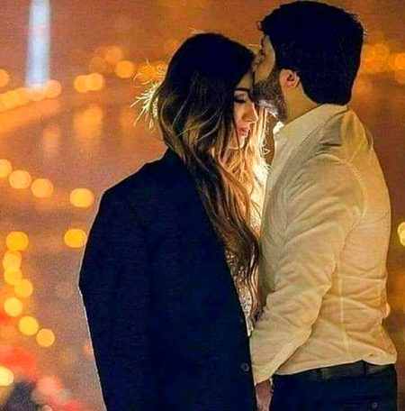 اپنی آنکھوں میں بسا کر کوئی اقرار کروں
جی میں آتا ہے _جی بھر کے تجھے پیار کروں