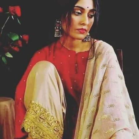'ایک لڑکی ہنستی تھی چھوٹی چھوٹی باتوں پر
لیکن یہ بات پرانی ہے جانے کتنے سالوں کی..."