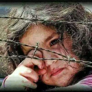 یہ جو میں  رو دیتا ہوں 
کس کی ذمہ داری ہے

منیر سیفی

ایک نشہ سا طاری ہے
درد کی دستک جاری ہے

آگ میں بھی پیڑ اُگتے ہیں
برف میں بھی چنگاری ہے

ایک سفر ناکام ہوا
دُوجے کی تیاری ہے

سب چالیں چل بیٹھا ہوں
اب مٹی کی باری ہے

آگے ہے سب آسانی
مرنے تک دشواری ہے

اس سے خواب بھی مانگا کر
جس نے نیند اُتاری ہے

تم سے رات نہیں کٹتی
میں نے عمر گزاری ہے

یہ جو میں رو دیتا ہوں
کس کی ذمے داری ہے؟

ڈھونڈنا پڑتا ہے خود کو
بس اتنی دشواری ہے