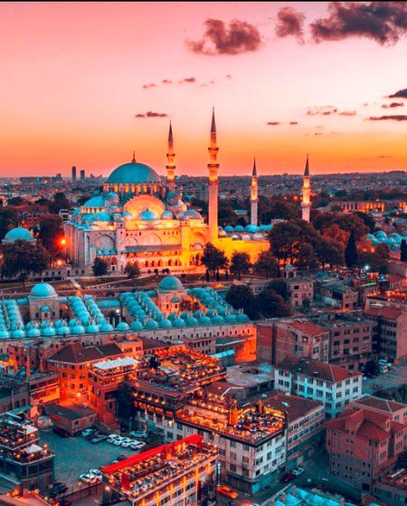Süleymaniye Mosque is always watching over the city in all its glory 🕌