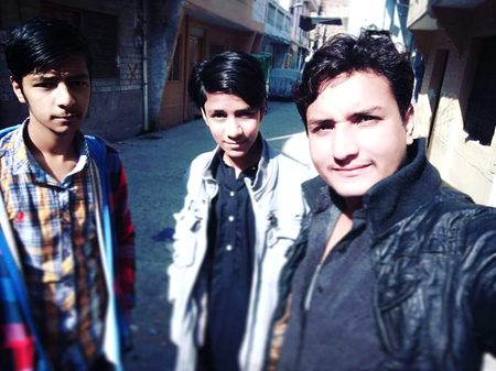 لوگوں کا بس نہیں چلتا ورنہ وہ راہ چلتے لوگوں کو روک کر کہیں ہم تم سے بہتر ہیں......!