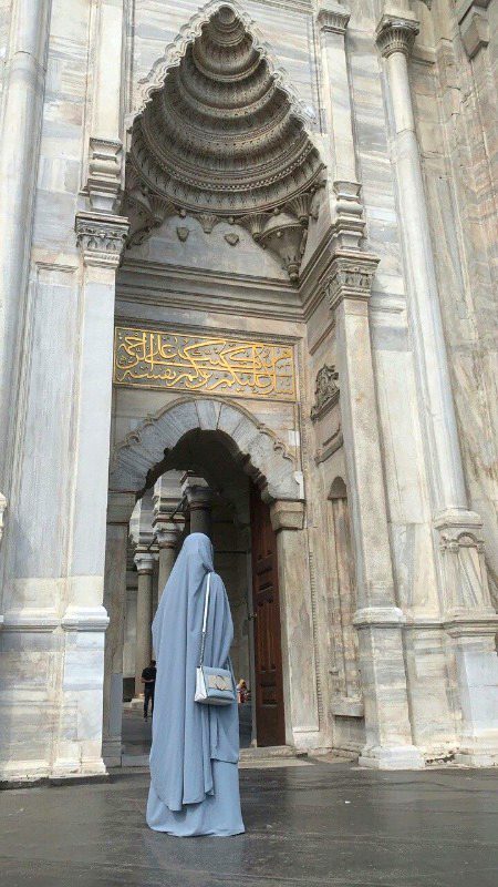 ہم روز گناہ کرتے ہیں، وہ چھپاتا ہے اپنی رحمت سے
ہم مجبور اپنی عادت سے، وہ مشہور اپنی رحمت سے