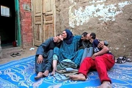 اس بلند حوصلہ ماں کے 4 بیٹے ہیں جن میں سے ایک بیٹا مکمل صحت مند اور باقی 3 بیٹے دماغی اور جسمانی طور پر کمزور پیدا ہوئے انکا باپ ایک دن کام کے لیے گھر سے نکلا اور پھر کبھی واپس نہیں لوٹا . پچھلے 40 سال سے وہ تن تنہا انکے کھانے پینے ، سونے ، جاگنے اور ٹوائلٹ لیکر جانے کا خیال رکھتی ہیں. وہ بتاتی ہیں کہ جب سے پیدا ہوئے ہیں آج تک انہیں اکیلے باہر نہیں جانے دیا کہ کہیں یہ بھی اپنے باپ کی طرح مجھ سے کھو نہ جائیں. یقیناً اس ماں کے حوصلے کے آگے قدرت بھی حیراں نظر آتی ہو گی 💔🙏