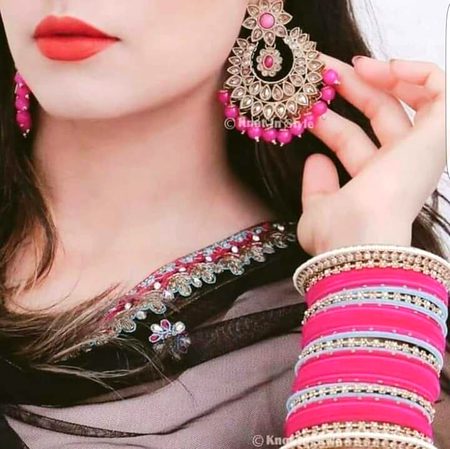 Me mohabaton ki aadi larki ...!!!
Lehjon ki talkhiyan bardasht ni kr skti ..!!