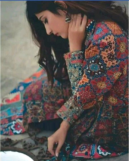 اداس چہرہ ، مخمور آنکھیں ، زلف غزل کی لام جیسی
ہے اک لڑکی میٹھی دھن سی وہ صوفیانہ کلام جیسی ۔۔