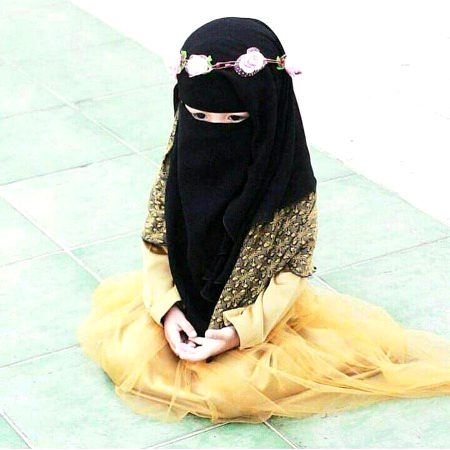 حسن والوں کو کیا ضرورت ہے حسن سنوارنے کی 
وہ تو سادگی میں بھی قیامت کی ادا رکھتے ہیں