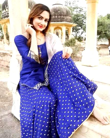 چہرے پہ ہاتھ رکھ کے جب بھی ہستی ہے❤️ 
اس کی یہ ادا میرے دل کو ڈستی  ہے❤️