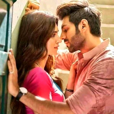 کہاں تلا ش کرو گے تم میرے جیسا ۔۔۔ شخص
💕💕💕
جو تم سے جُدا بھی رہے اور تم سے پیار بھی کرے