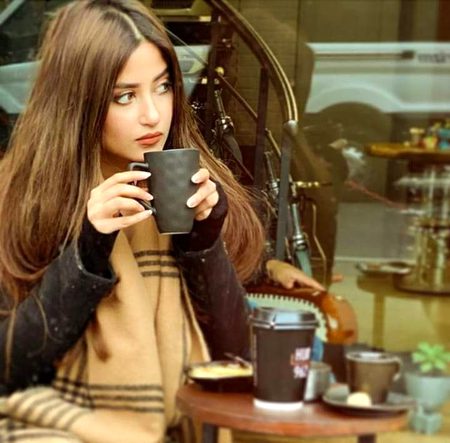 حسین موسم ہے منظرِ یار کا انتظار کرتی ہوں 
کوئی تو اُسے بتا دو میں چائے پر اس کا انتظار کرتی ہوں