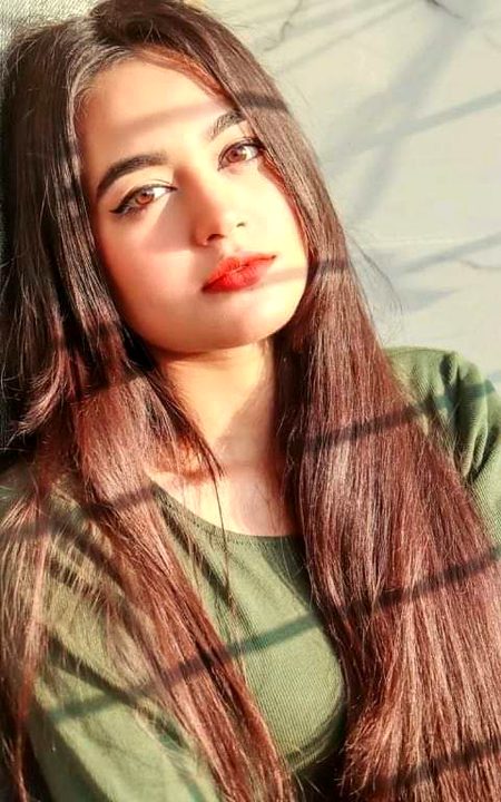 محبت کرنے والوں کی تجارت بھی انوکھی ہے
منافع چھوڑ دیتے ہیں خسارے بانٹ لیتے ہیں