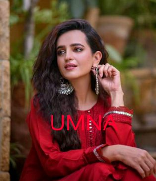 Nice style beautiful Pakistani Actress Sumbul iqbal