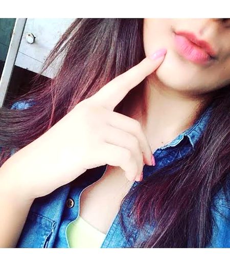 ہم آپ سے الگ ہیں جناب
😌😌
ہم شاعری کا شوق رکھتے ہیں 
😚😚
محبت کا نہیں 
😉😉