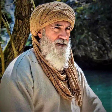 بڑی محبت ہے مجھے بوڑھے چہروں سے
قید ہوتی ہے ان میں اک زندگی ساری
🖤🥀