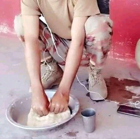 بھرتی ھونے سے پہلی میں سوچتا تھا 🤔 لڑکیاں فوجی فوجی کیوں کرتے ہے 
اب سمجھ آ گئی ہے 😜