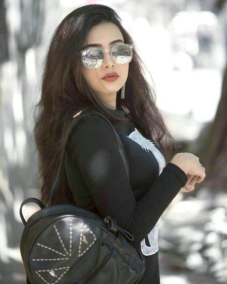 🙃🙃😉میں مُسکرا بھی پڑا ہوں تو کیوں خفا ہیں یہ لوگ
کہ پُھول ٹُوٹی ہوئی قبر پر بھی کھِلتا ہے