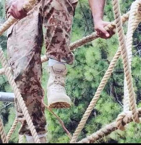 ہم وردی والے دو چیزیں نہیں دیتے...!!

دوست کو دھوکہ اور دشمن کو موقع...!!

PaKiStAn_ArMy🇵🇰💪