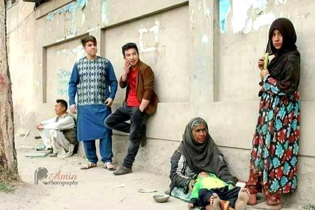 اپنی آنکھوں کو سنبھال کے رکھے اے ابن آدم...🙏😡

ہر گھر سے نکلی ہوئی مجبور  بہن  بےحیا  نہیں ہوتی...😥