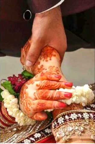 ایک میں ہوں جو گَجرےکے پیھچے پاگل ھو__ورنہ ہر لڑکی کو سونے کا کنگن بھاتا ھے