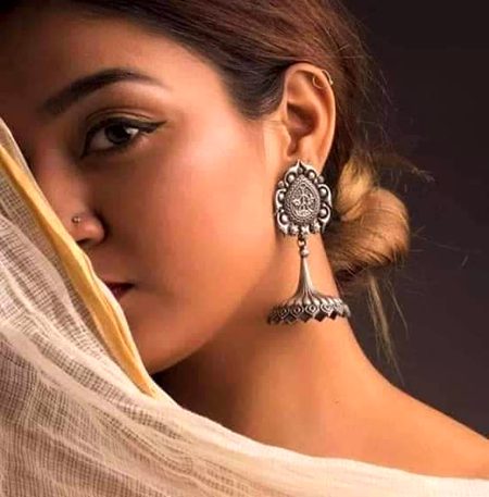 تیرے رخسار سے ہٹتے ہوئے آنچل کی قسم ، 
میں نے ایک چاند کو بادل سے نکلتے دیکھا ہے