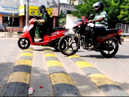 پاکستان واحد ملک ہے ،
جہاں سپیڈ بریکر پر بائیک آہستہ کرنے کے بجائے تشریف 
کو ہلکا سا اوپر اٹھا کر گزر جاتے ہیں، لیکن بائیک آہستہ نہیں کرتے..!!
