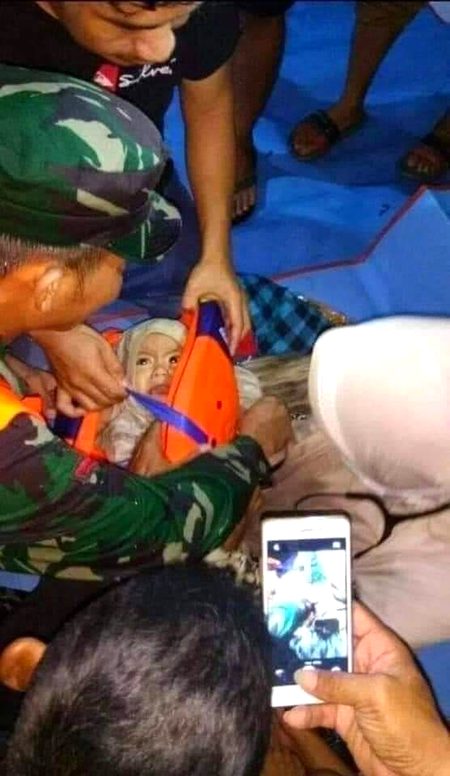 انڈونیشین طیارے کے کریش ہونے کے تین دن بعد امدادی کارکنوں کو یہ بچہ سمندر سے زندہ ملا، جسے اس کی ماں نے لائف جیکٹ میں باندھ دیا تھا۔ شاید ماں نے اپنی جیکٹ بچے کو پہنا کر خود جان دے دی ہو، اللہ نے اسے ڈوبنے اور شارک مچھلیوں سے بچائے رکھا
یہ سبق ہے کہ مقرر وقت سے پہلے موت نہیں