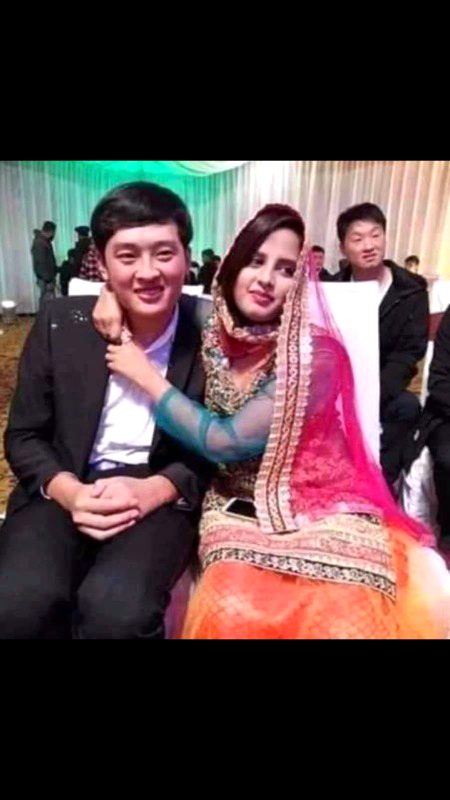 جس تیز رفتاری سے پنجاب میں  چینی باشندوں کو داماد بنایا جا رہا ھے ، اللہ رحم کرے اسکو دیکھ کر  صاف محسوس ھو رھا ھے کہ آئندہ پندرہ سالوں میں ایک نئی نسل تیار ھوجائیگی جنکے نام کچھ یوں سننے کو ملینگے
چوھدری چینگ وانگ
ملک شنگ فونگ
راجہ ڈنگ ڈونگ
زونگ شونگ چٹھہ
لی ھوانگ کیانی
چوھدری ڈینگ لی کوفنگ
شونگ لی بٹ
چوان لی شریف ،
 وغیرہ وغیرہ خدا رحم کرے