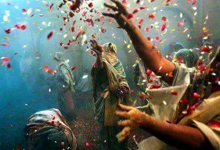 حسرتوں کی___، حسین قبروں پر.!

پھول برساو__، وقت نازک هے.. !