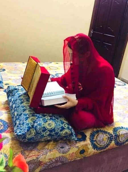 مجھے کچھ نہیں چاہئے یا رب ❤❤
بس میری دلہن صبح اٹھتے ہی قرآن شریف پڑھنے کی شوقین ہو  سب آمین بول دیں 😏😥😥😥😥🤓🤐