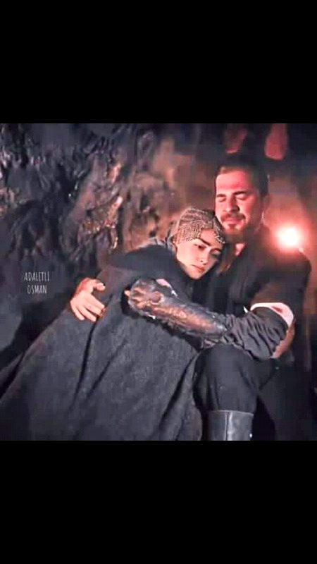 مکمل دو ہی دانوں پریہ تسبیحِ محبت ہے
جو آۓ تیسرا دانہ یہ ڈوری ٹوٹ جاتی ہے
مقررہ وقت ہوتا ہے محبت کی نمازوں کا 
کہ
ادا جن کی نکل جاۓ قضاءبھی چھوٹ جاتی ہے
محبت کی نمازوں میں امامت ایک ہی کو سو نپو
کہ
اسے تکنے اُسے تکنے سے نیت ٹوٹ جاتی ہے
محبت دل کا سجدہ ہے جو ہے تو حید پر قامٔ 
نظر کے شرک والوں سے محبت روٹھ جاتی ہے