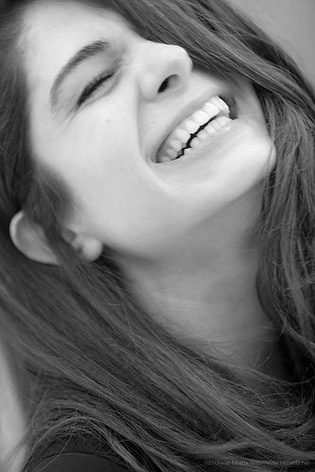 قہقہے لگاتی ہے دیوانی، بھول گئی غم زمانے کے 🥀🙂