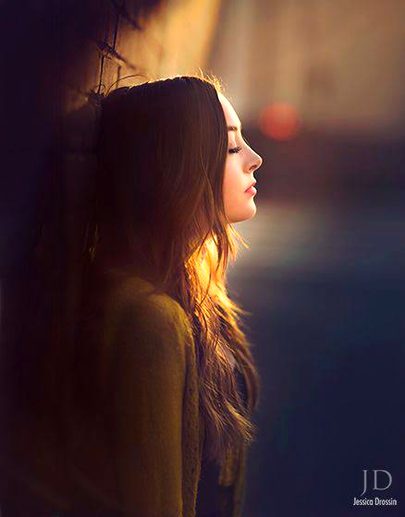 آنکھ میں ماہ و سال رکھے ہیں
درج سب کے ملال رکھے ہیں

تیری خدمت میں پیش کرنے کو
چار آنسو سنبھال رکھے ہیں

ایک کا بھی جواب دے نہ سکے
اس نے درجن سوال رکھے ہیں

ہم نے خود کو تباہ کر ڈالا
صرف تیرے خیال رکھے ہیں

آج اپنی بیاض میں لکھ کر
بیقراروں کے حال رکھے ہیں

رائیگاں سارے دیکھو اے وشمہ
روگ سینے میں پال رکھے ہیں

🥺😔😞😓