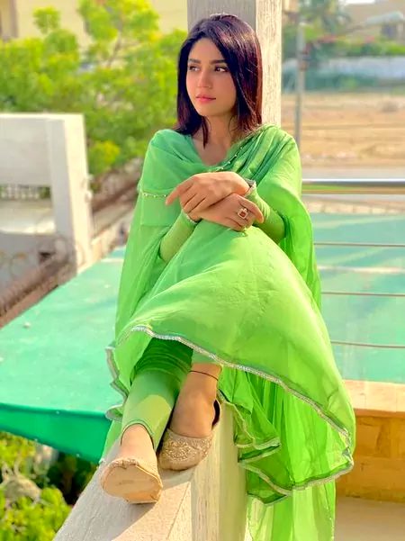 🖤Nzar ny nzar ko nzar sy dakha..
🖤Nzar ko nzar ki nzar lag gae ..