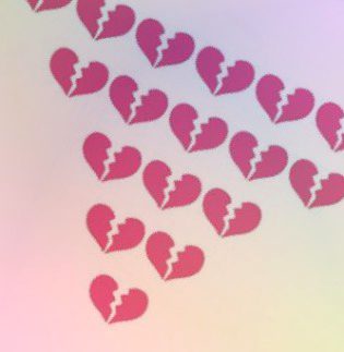 نہ جلاؤ، نہ دفناؤ، سرعام سڑک پر پھینک دو.

 یہ عشق سبھی کا مجرم ہے ہر آتا جاتا بدلہ لے.