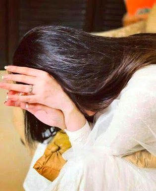 Tarasti hain nigaahein meri
Takti hain raahein teri
Sunn kabhi aahein meri
Yeh kaise main bataaun
Tujhe soti nahin aankhein meri
Kat'ti nahin raatein meri😓🥀🥀