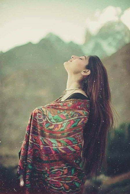 شال بھیجو ناں! مجھے اوڑھی ہوئی اپنی تم
میں ترے لمس میں کچھ دیر کو جینا چاہوں😊